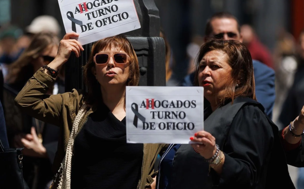 Abogados sujetan pancartas durante una manifestación para exigir Justicia Gratuita, en la Puerta del Sol, a 18 de mayo de 2023, en Madrid. (Foto: Eduardo Parra / Europa Press)