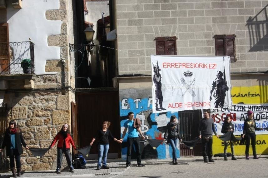 Varios anagramas de ETA eran visibles en la plaza de Alsasua donde se celebró la manifestación contra la Guardia Civil.