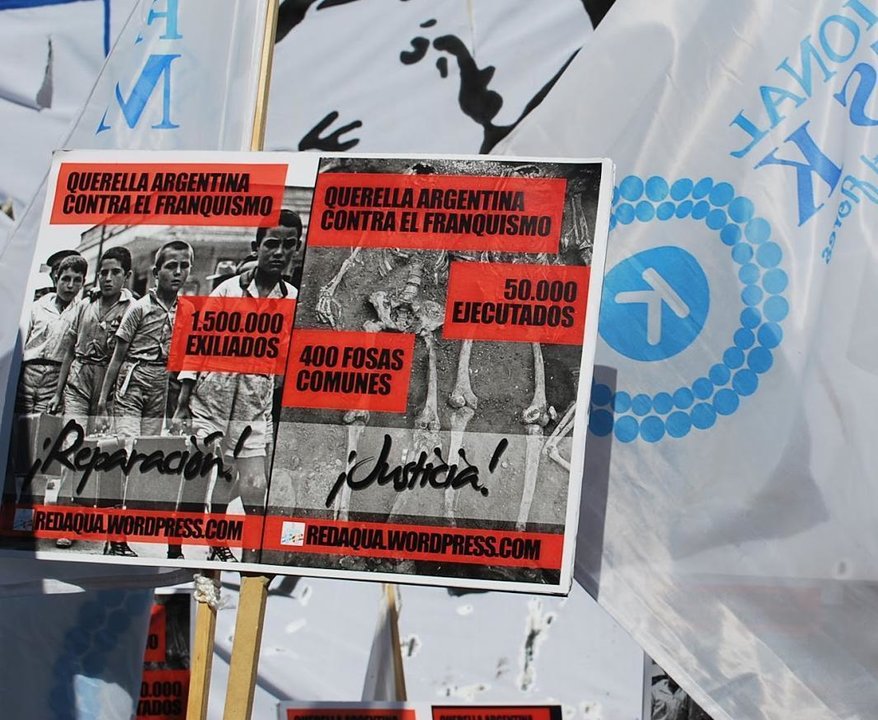 Manifestación en Argentina en apoyo de la querella contra los crímenes del franquismo.