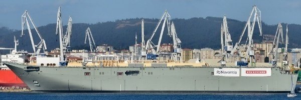 El buque LHD construido por Navantia para la Armada australiana, atracado en el muelle de Ferrol.