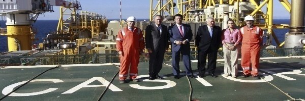 Alberto Fabra, José Manuel Soria y José Manuel García-Margallo, en la plataforma de extracción de gas Castor.