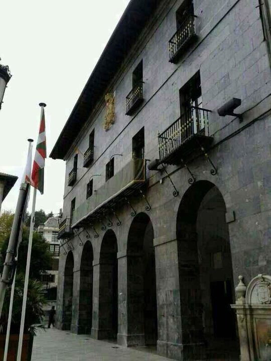 Las banderas del País Vasco y de Guipúzcoa en sus mástiles, y la pequeña enseña española en un balcón.
