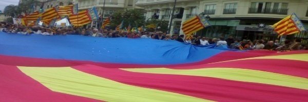 Manifestación con una bandera valenciana gigante.