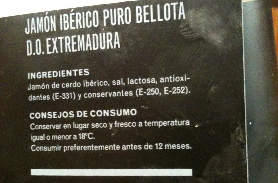 Etiqueta de "jamón ibérico puro bellota D.O. Extremadura". 