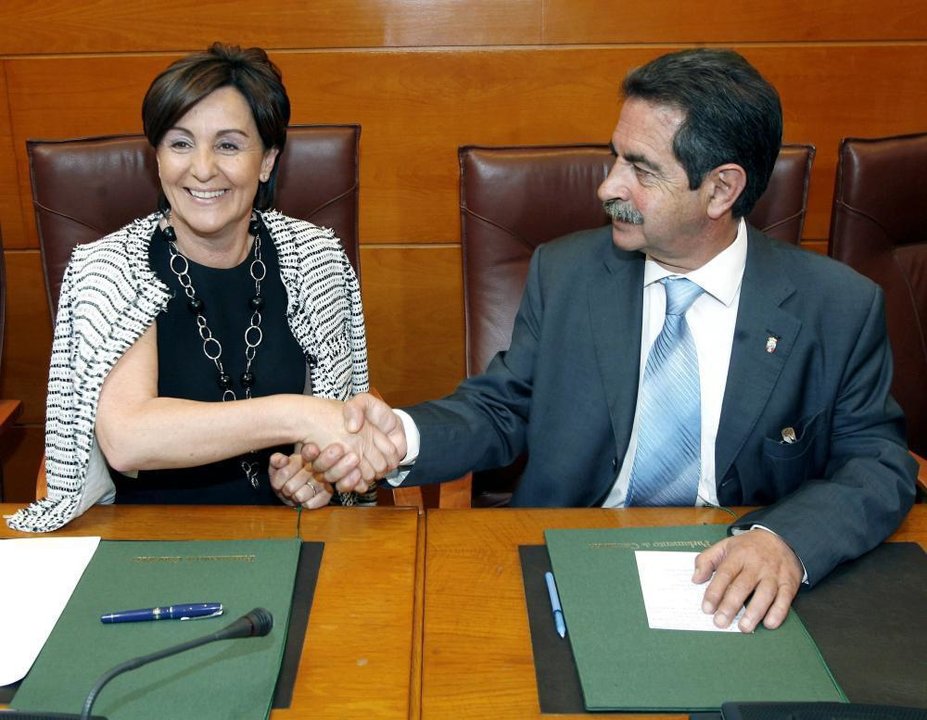 Dolores Gorostiaga (PSOE) y Miguel Ángel Revilla (PRC) rubrica el acuerdo de coalición para gobernar Cantabria en 2003.