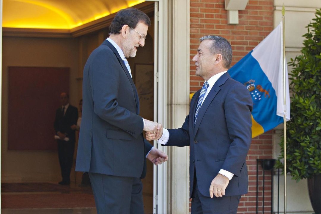 Mariano Rajoy recibe a Paulino Rivero en el Palacio de la Moncloa.