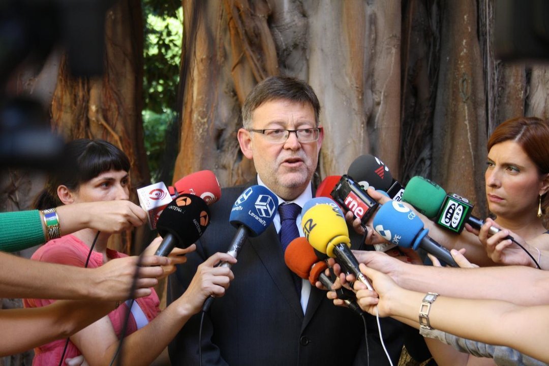 El secretario general del PSPV, Ximo Puig, haciendo declaraciones a los medios de comunicación.