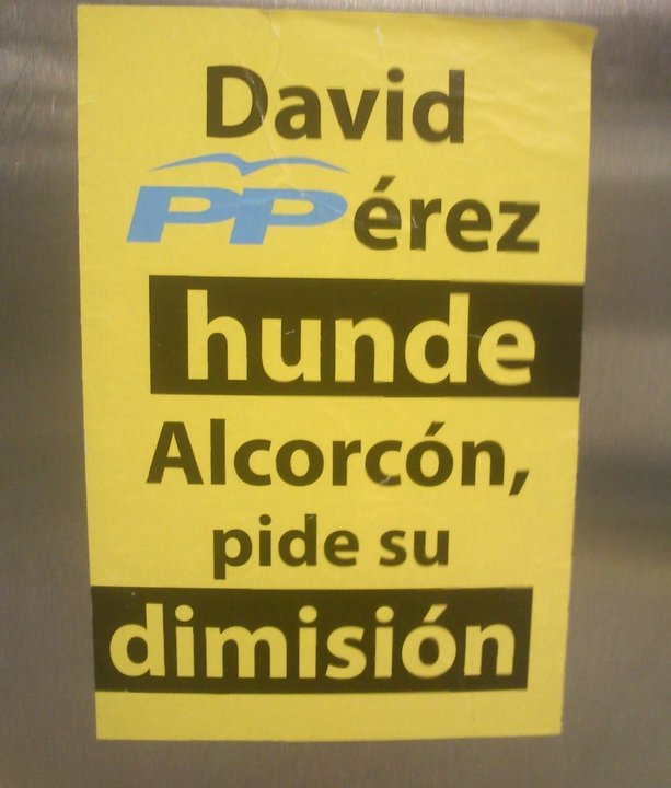 Pegatina contra David Pérez en la estación de metro de Sol, en el centro de Madrid.