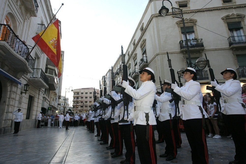 Ceremonia del arriado solemne de la bandera en la Capitanía General de la Armada en Cartagena.