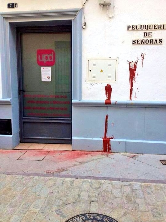 Entrada de la sede de UPyD en Utrera (Sevilla) tras el ataque con pintura.