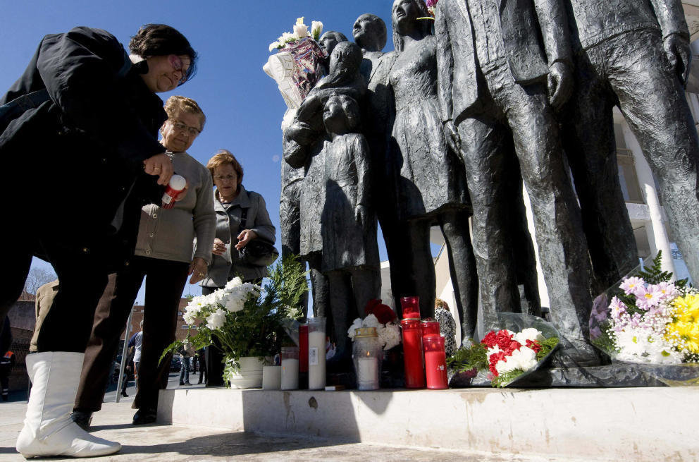 Homenaje a las víctimas de los atentados del 11-M en la plaza de la Estación de Alcalá de Henares.