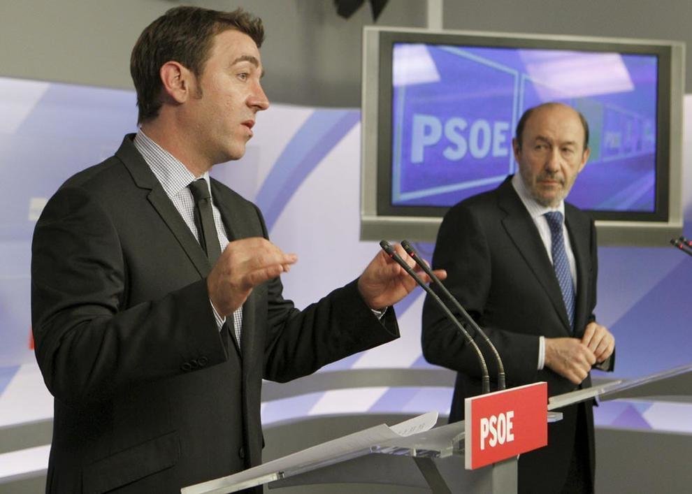 El secretario general del PSN, Roberto Jiménez, en una comparecencia con Alfredo Pérez Rubalcaba.