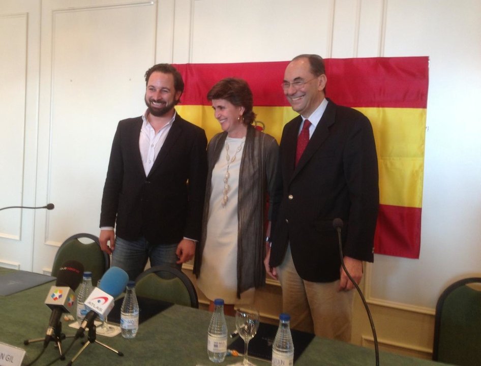 María San Gil, entre Santiago Abascal y Alejo Vidal Quadras, en un acto de su plataforma Reconversión.