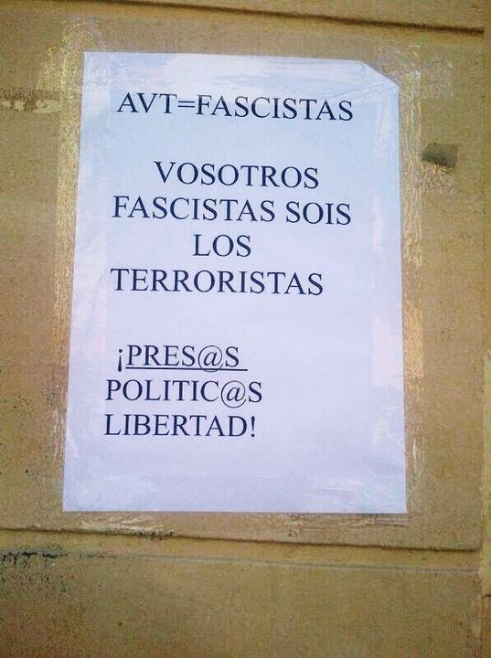 Cartel pegado junto a la sede popular de San Fernando de Henares donde acudió Ángeles Pedraza.