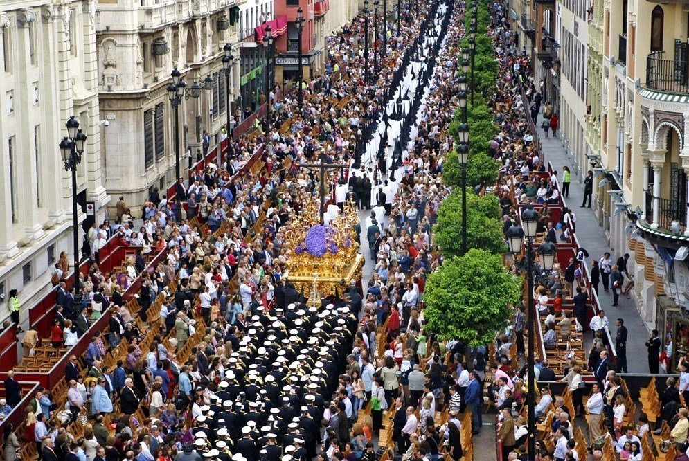 Procesión de Semana Santa por las calles de Sevilla.