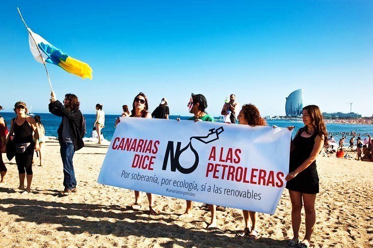 Acto contra las prospecciones petrolíferas en una plata de las Islas Canarias.