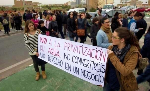 Protesta de los vecinos afectados por cortes de agua en Valencia.