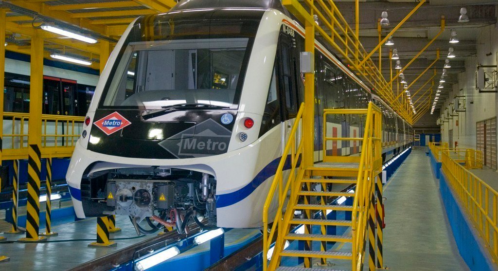 Un vagón de Metro de Madrid en los talleres.