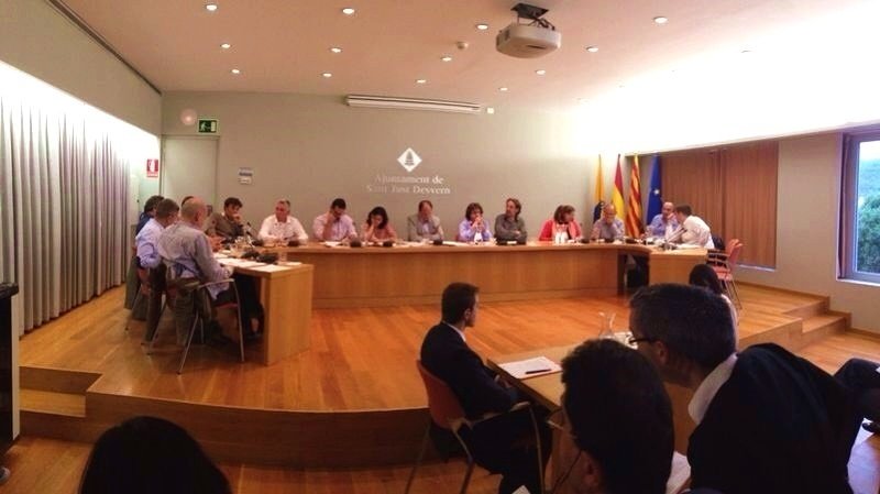 El pleno del ayuntamiento de Sant Just Desvern (Barcelona).