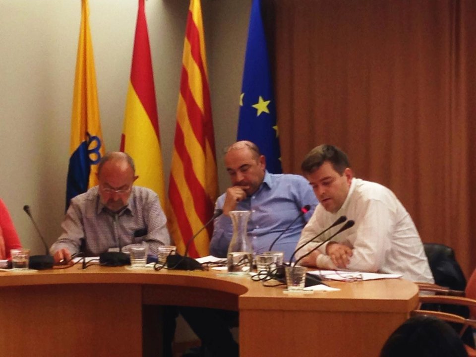 El concejal Pablo Barranco (derecha) presenta su moción contra la cesión del padrón municipal.