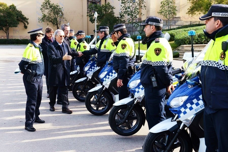 El alcalde de Barcelona, Xavier Trías, saluda a un grupo de agentes de la Guardia Urbana.