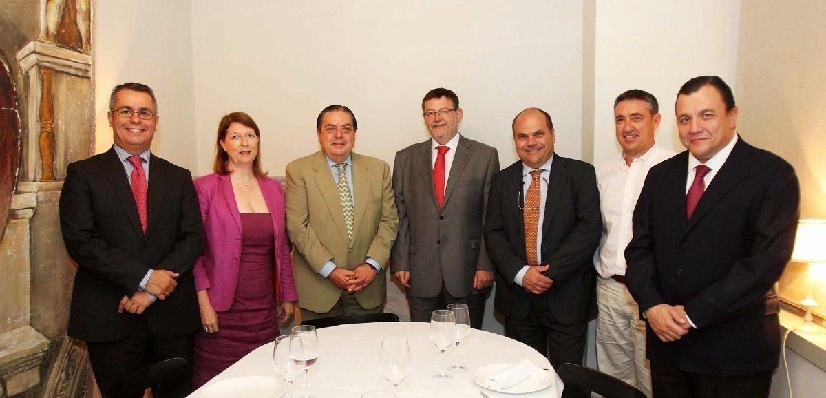Ximo Puig (en medio, con corbata roja), en un encuentro con empresarios valencianos.