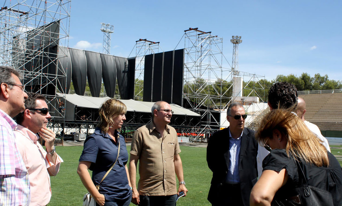 El alcalde de Benidorm, Agustín Navarro (con gafas de sol oscuras), visita la localización del festival Low Cost.