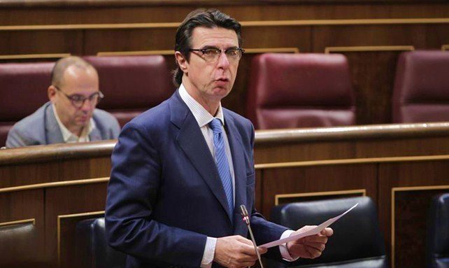 El minsitro de Industria, José Manuel Soria, en el pleno del Congreso de los Diputados.