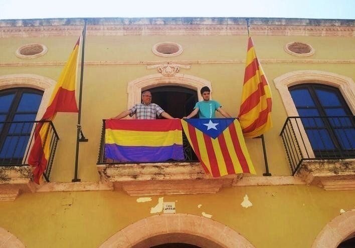 El alcalde de Altafulla (Tarragona) cuelga una bandera republicana en el balcón del ayuntamiento.