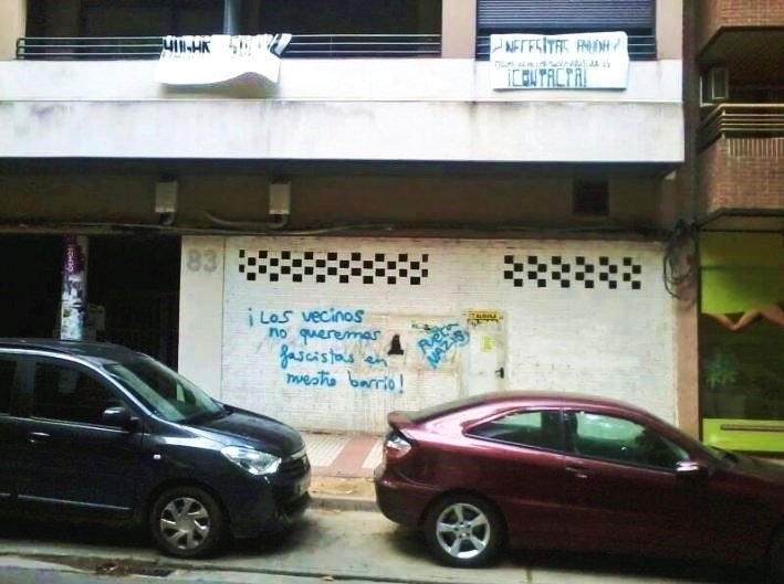 Pintada contra Movimiento Social Republicano debajo de su "hogar social" en Zaragoza.