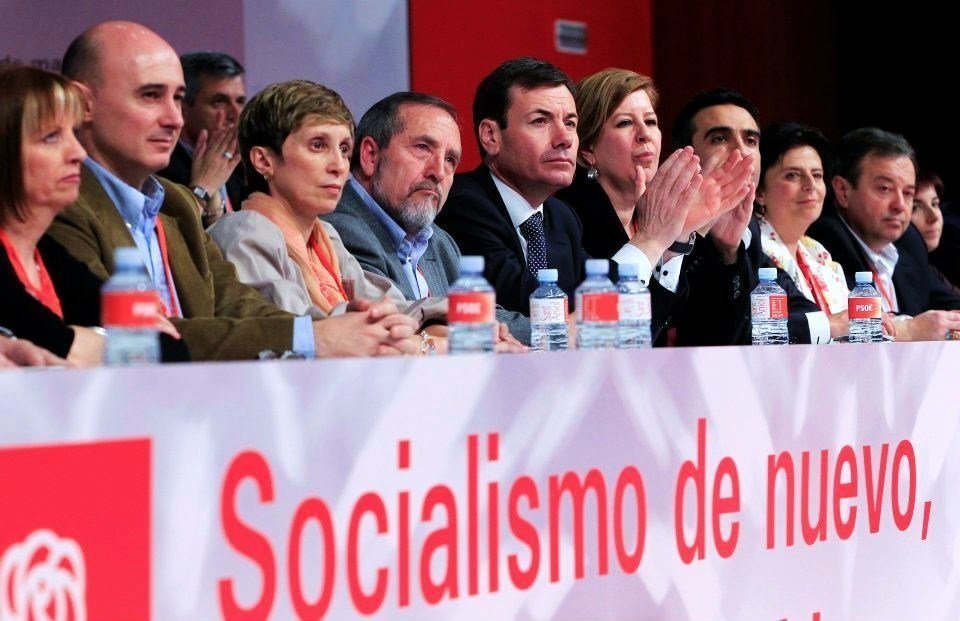 La ejecutiva del PSM, con Tomás Gómez en el centro aplaudiendo, en el último Congreso regional.