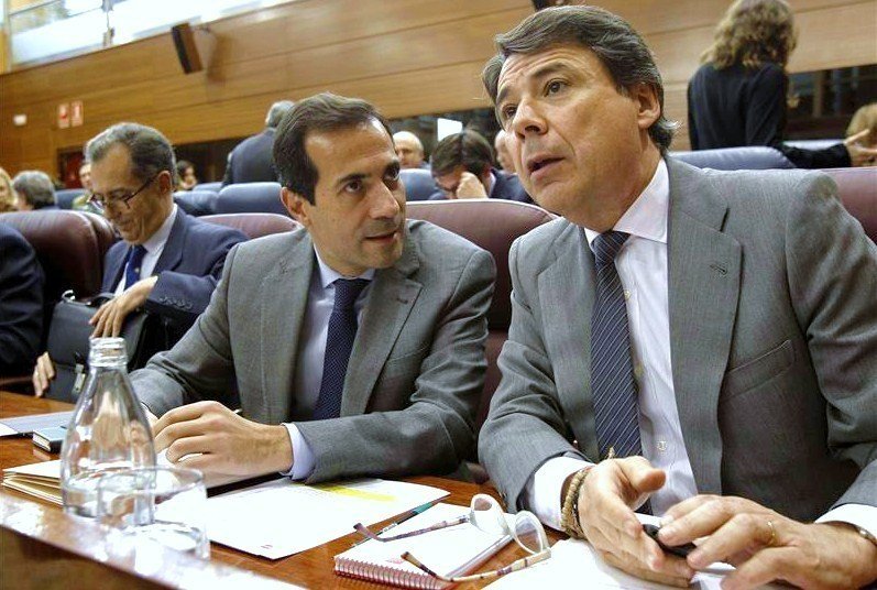 El presidente Ignacio González escucha al portavoz de su gobierno, Salvador Victoria, en la Asamblea de Madrid.