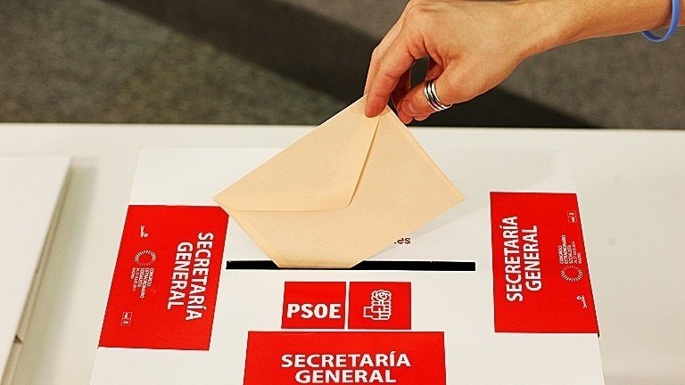 Una de las urnas utilizadas para la consulta a la militancia del PSOE sobre el secretario general.