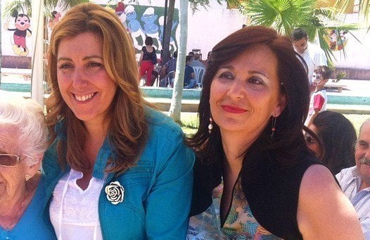 Susana Díaz, junto a la alcaldesa de Cantillana, Angelines García Macías.