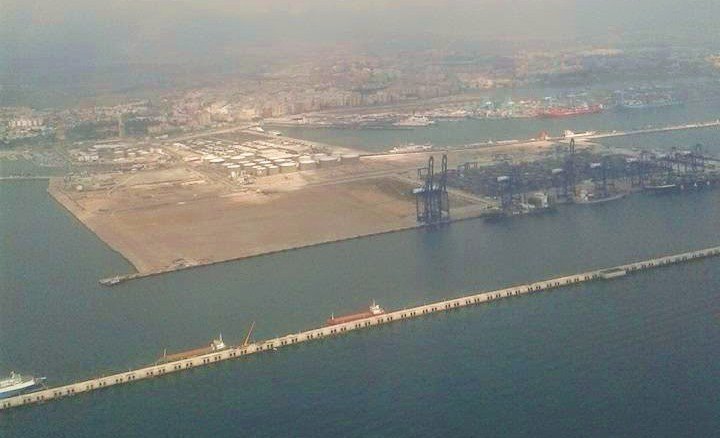 Fotografía de los rellenos del puerto de Algeciras que están difundiendo Defenders of Gibraltar.