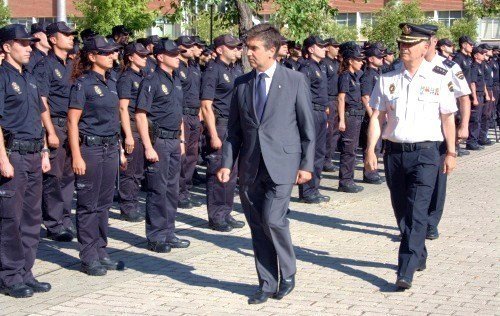 El director de la Policía, Ignacio Cosidó, pasa revista a agentes.