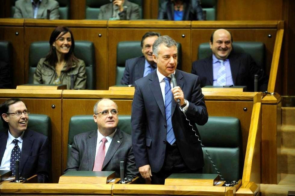 El lehendakari, Íñigo Urkullu, interviene en una sesión del Parlamento Vasco.