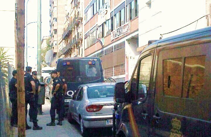 Policías nacionales a las puertas del "Hogar Social" de neonazis en Madrid.