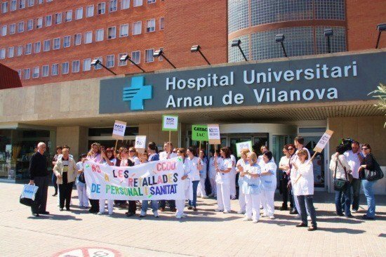 Protesta a las puertas del Hospital Arnau Vilanova de Lérida.