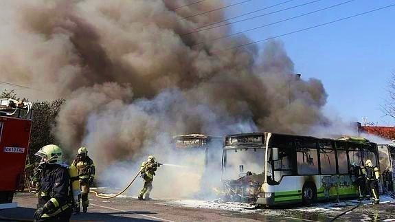 Varios autobuses de Bizkaibus arden tras un ataque de 'kale borroka'.