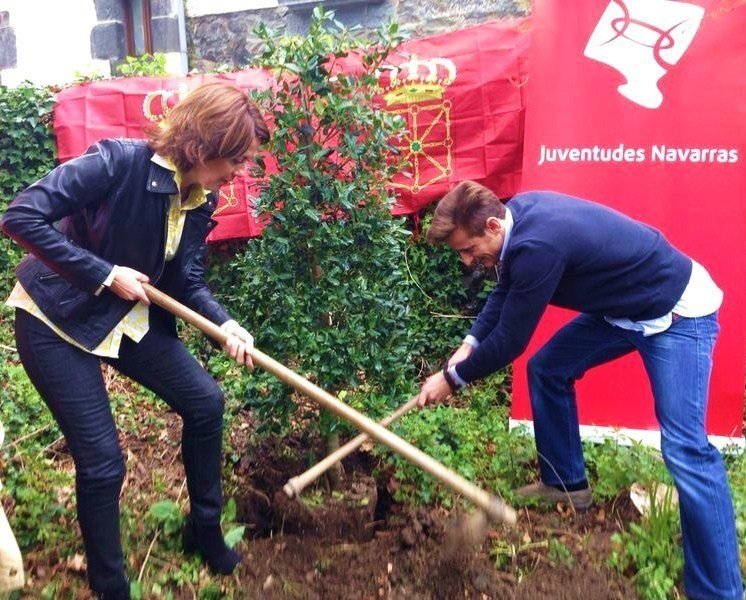 La presidenta de Navarra planta un árbol en homenaje a las víctimas de ETA.