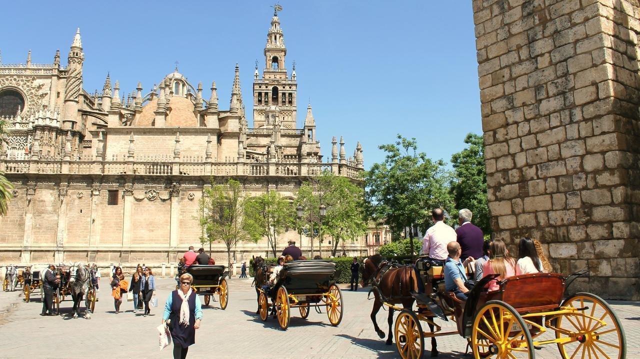 Catedral de Sevilla, con la torre del campanario en medio.