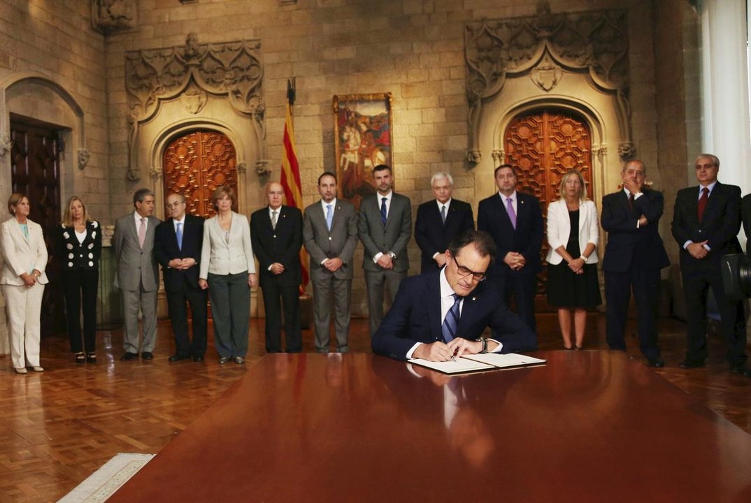Artur Mas firma el decreto de convocatoria de la consulta del 9 de noviembre ante los consejeros de su gobierno.