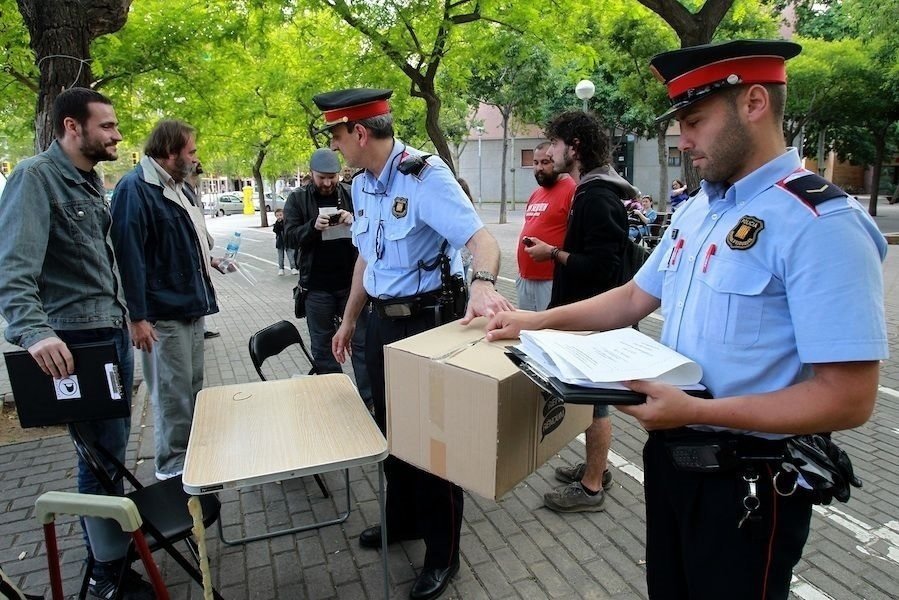 Mossos d'Esquadra retiran urnas del "Multirreferéndum" el pasado 25 de mayo.