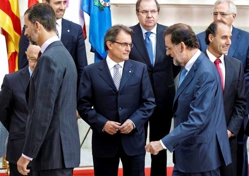 Artur Mas (en el centro), entre el rey Felipe y Mariano Rajoy, en una Conferencia de Presidentes Autonómicos.