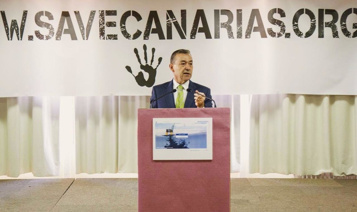 El presidente de Canarias, Paulino Rivero, en un acto contras las prospecciones de Repsol.