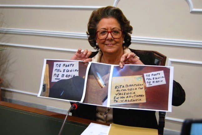 La alcaldesa de Valencia, Rita Barberá, muestra imágenes de la bala recibida por correo.
