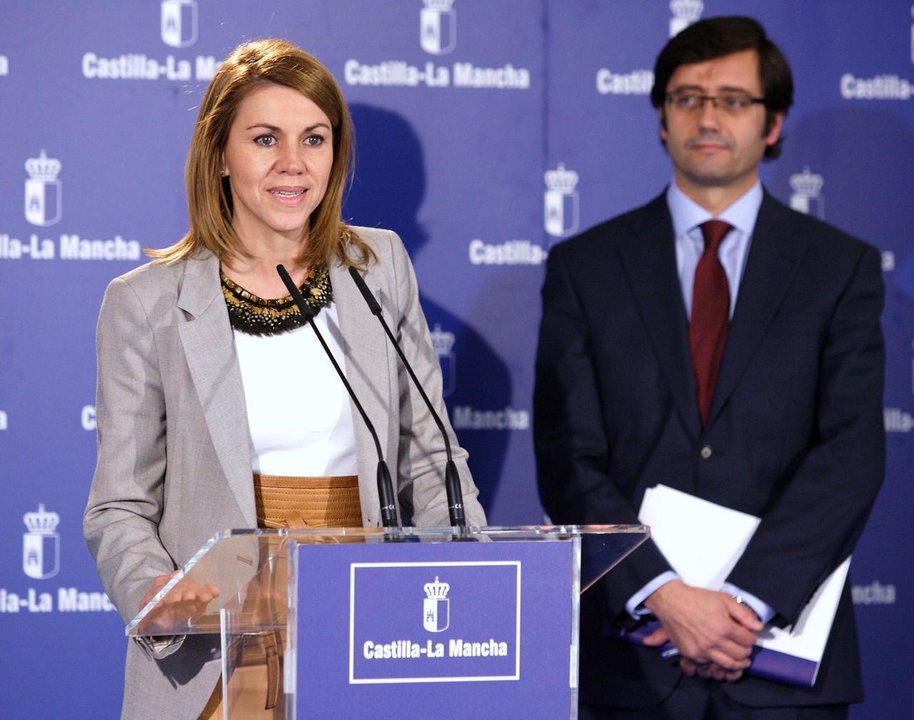 La presidenta de Castilla-La Mancha, María Dolores de Cospedal, con el consejero de Hacienda, Arturo Romani.
