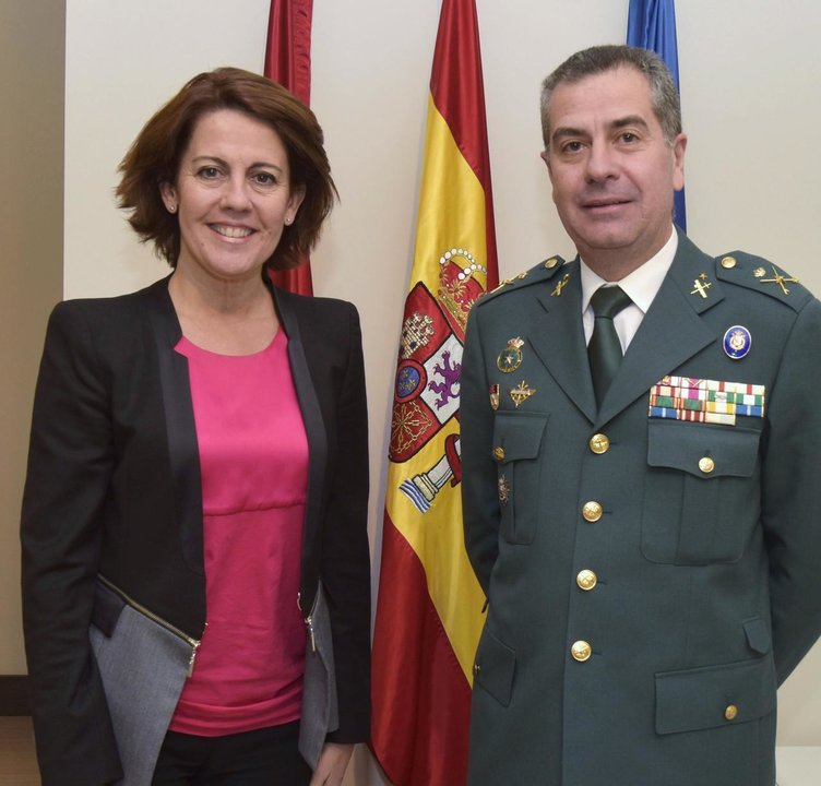 El coronel Juan Luis Pérez, jefe de la Guardia Civil en Navarra, con Yolanda Barcina.