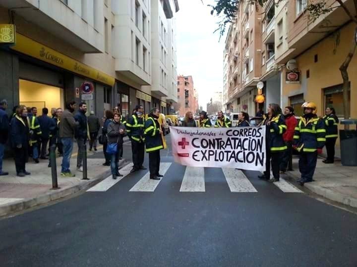 Concentración de carteros de Correos frente a una oficina en Madrid.